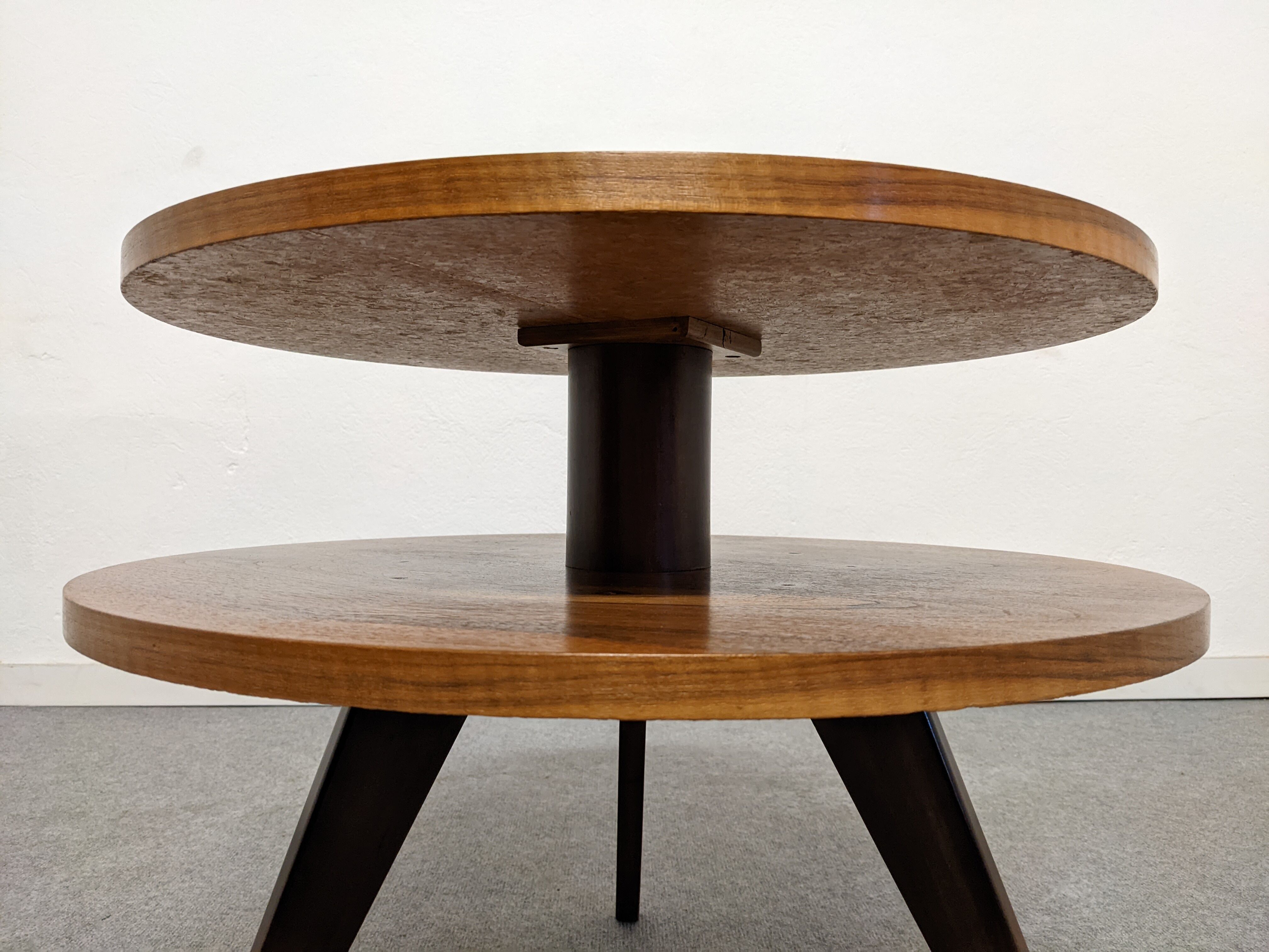 Round tripod coffee table from the 50s/60s