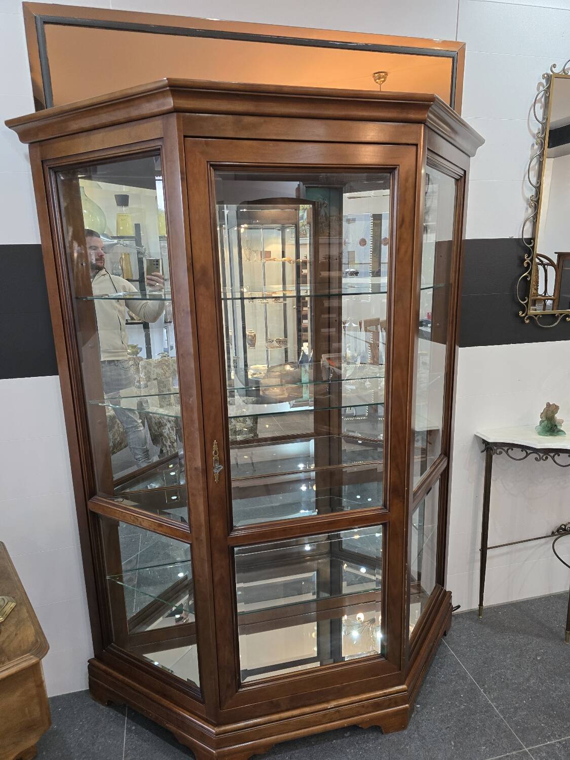 Vitrine hexagonale vintage en bois et verre – éclairé-Style classique