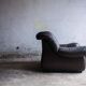 Ensemble de 2 fauteuils de style mid-century en cuir marron foncé.