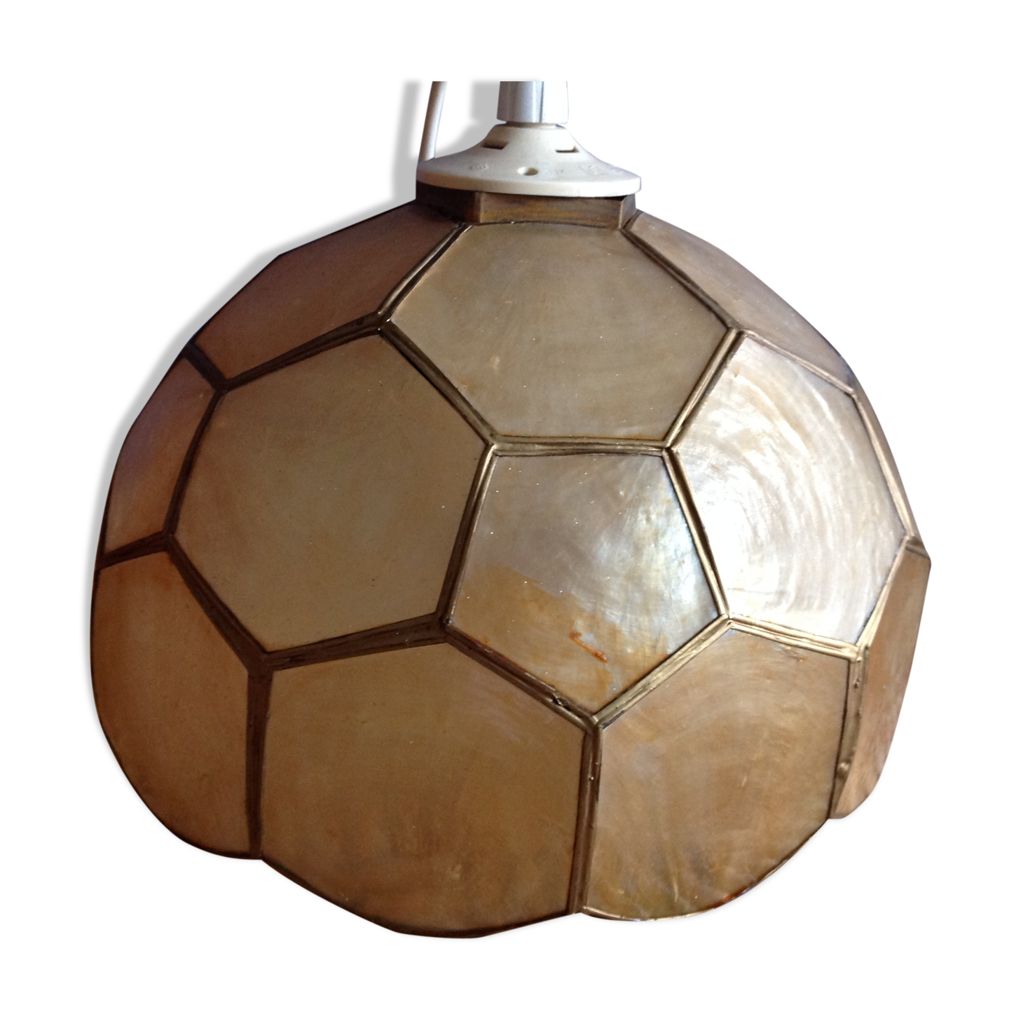 Suspension in mother-of-pearl