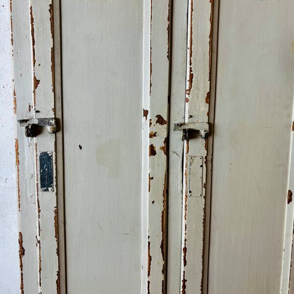 Ancien vestiaire en pin laqué d'usine français du début du 20ème siècle.