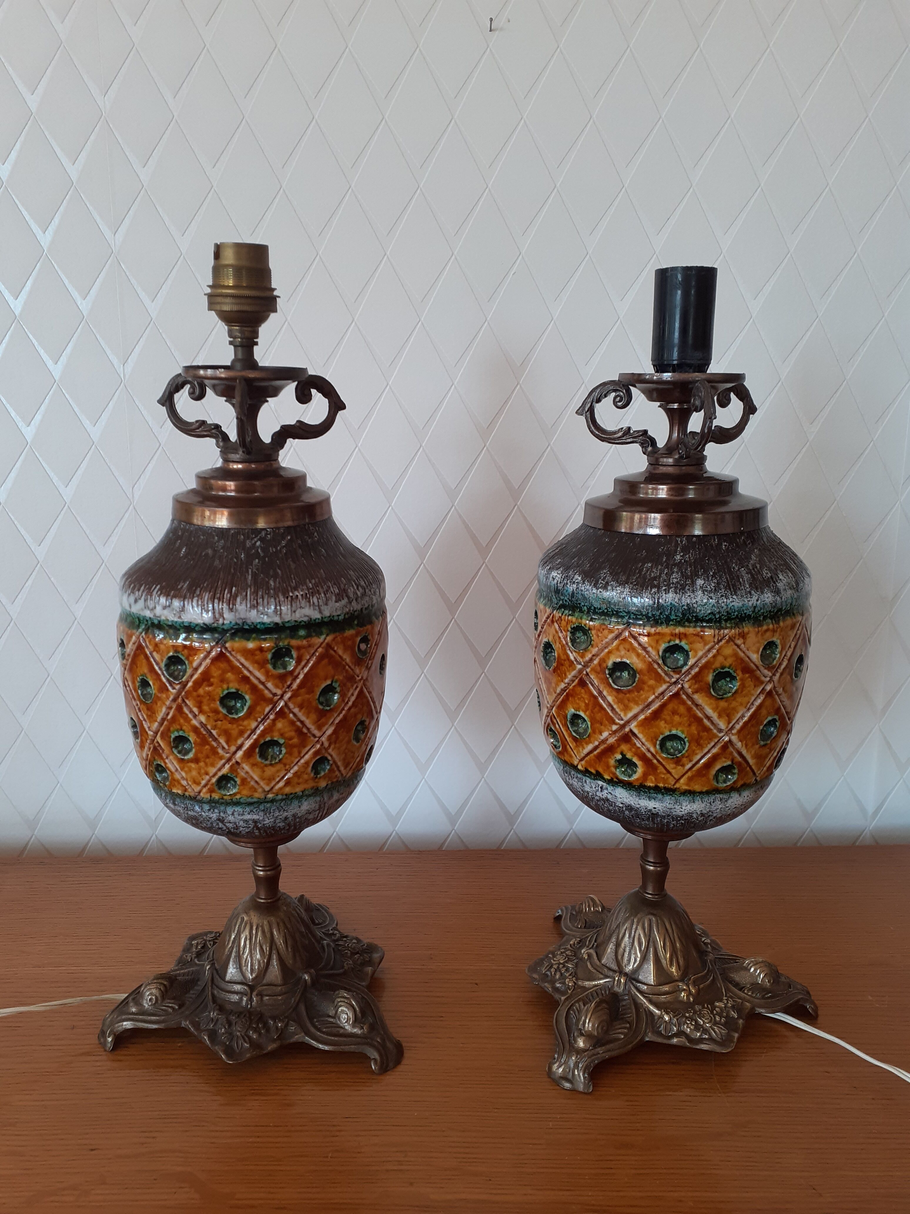 Pair of feet of vintage pineapple lamp
