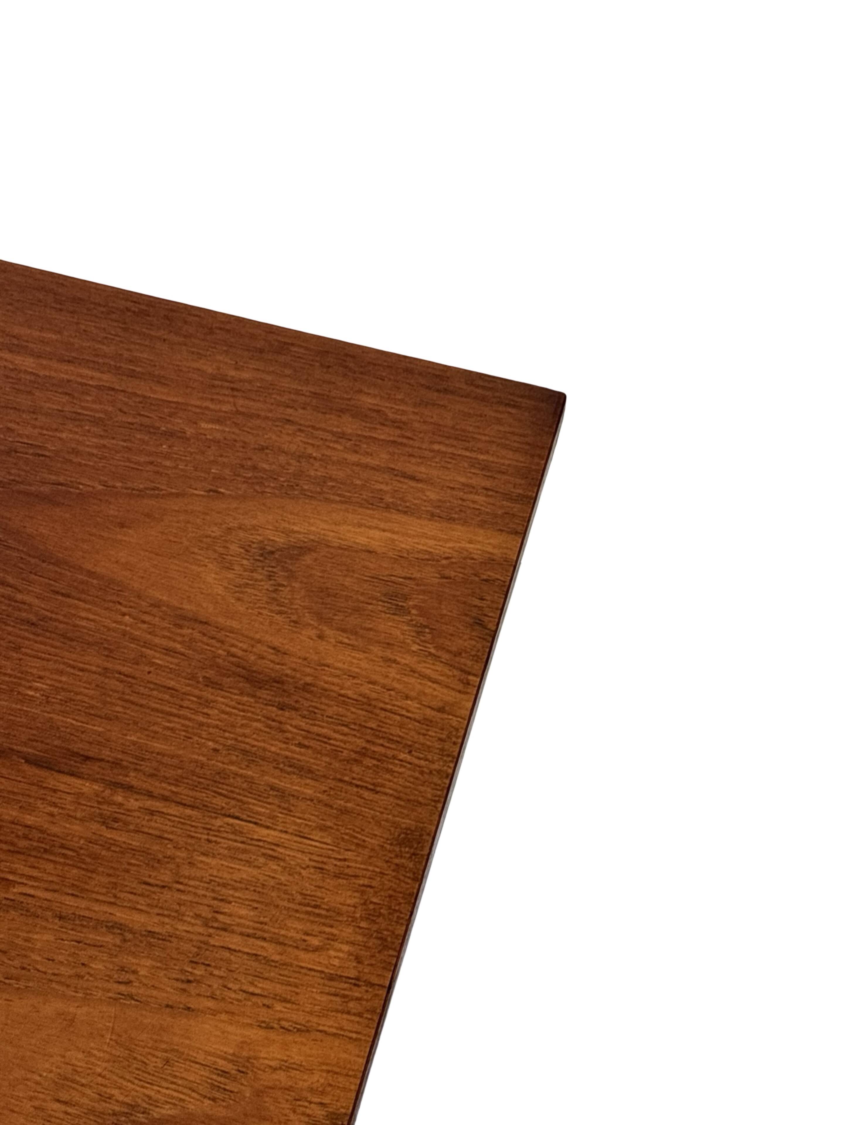 Table basse en teck dans le style de Louis van Teeffelen, années 1960