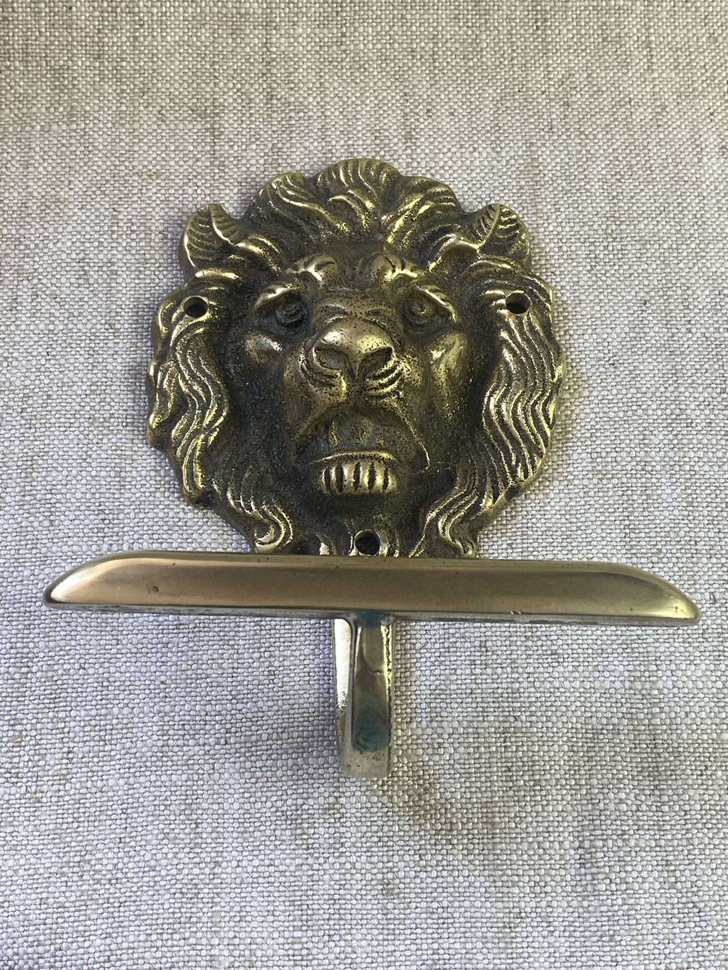 Lion head coat hooks in solid brass, Peerage England