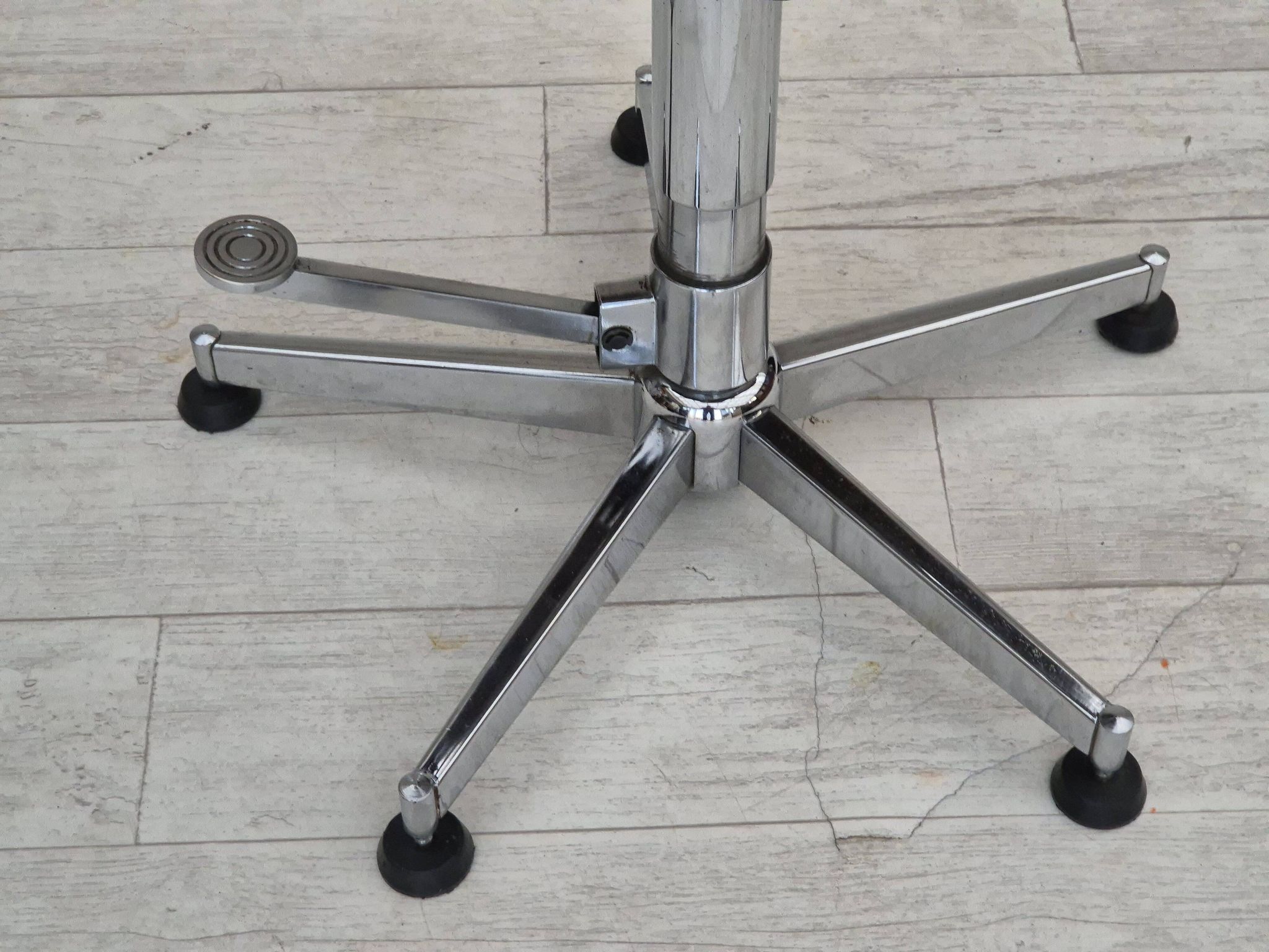 1970s, Scandinavian swivel chair, original condition, artificial leather, chrome steel.