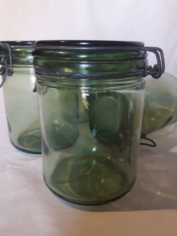 4 identical 1l green solidex jars