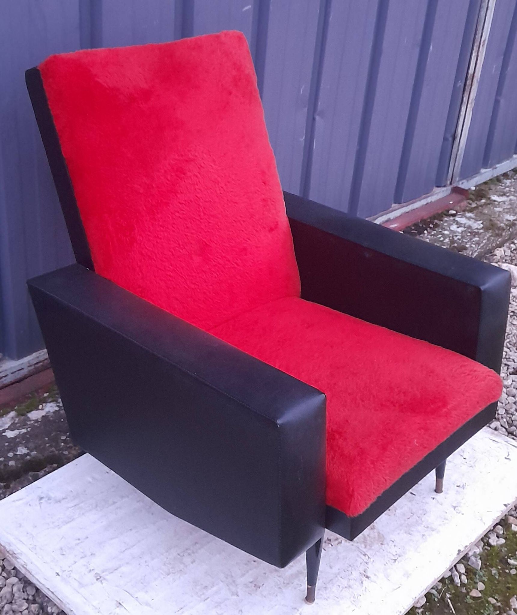 Fauteuil skaï noir et fourrure rouge