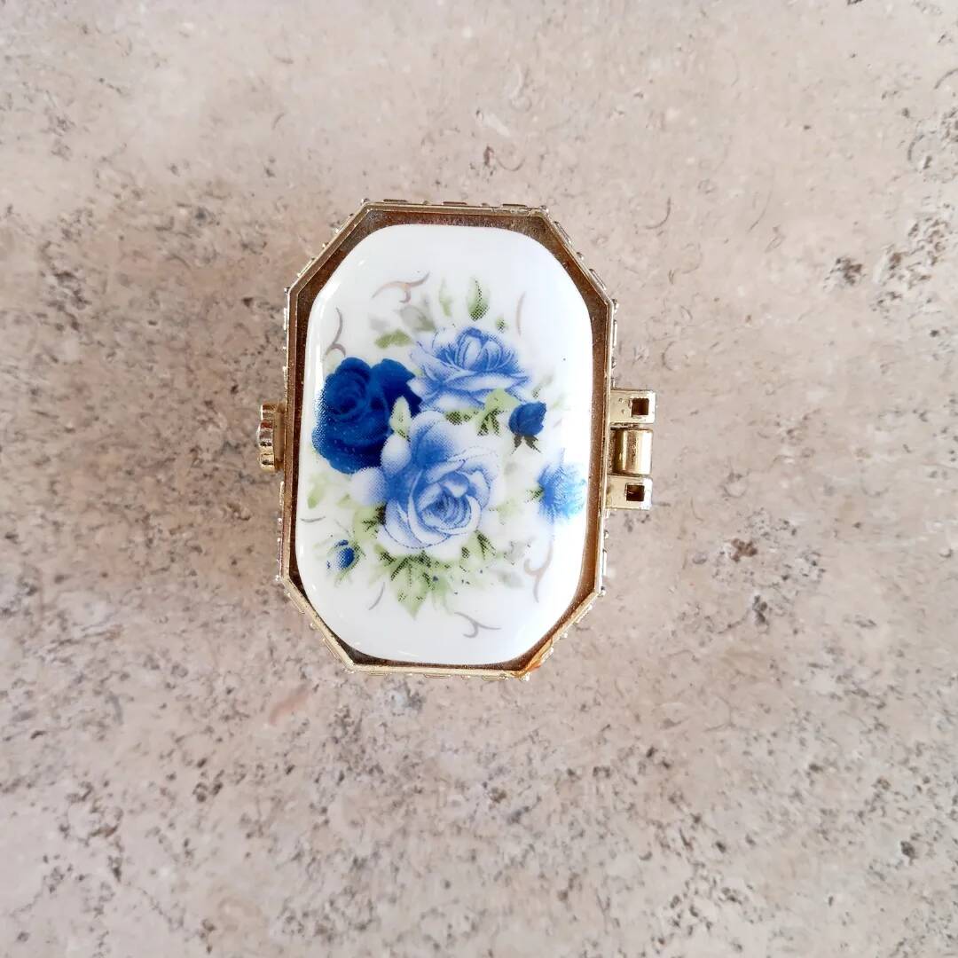 Trio de pilulier en porcelaine