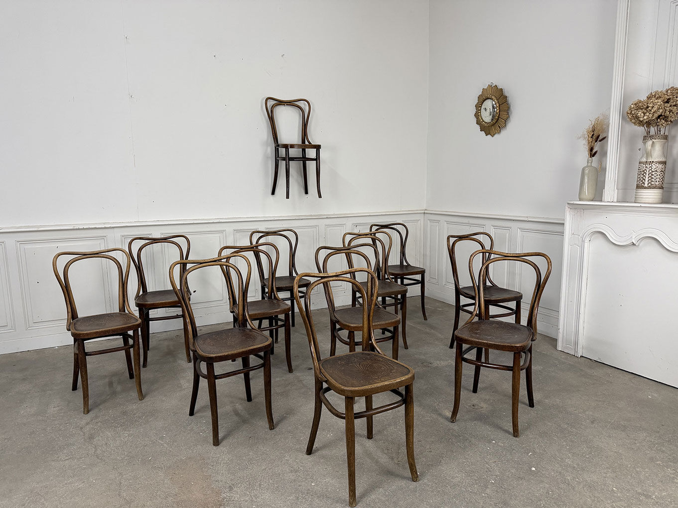 Suite de 12 chaises de bistrot à gaufrage végétal 1920
