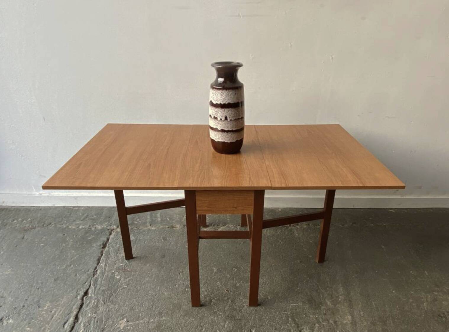 1960s Mid-Century vintage extendable drop leaf Formica dining table