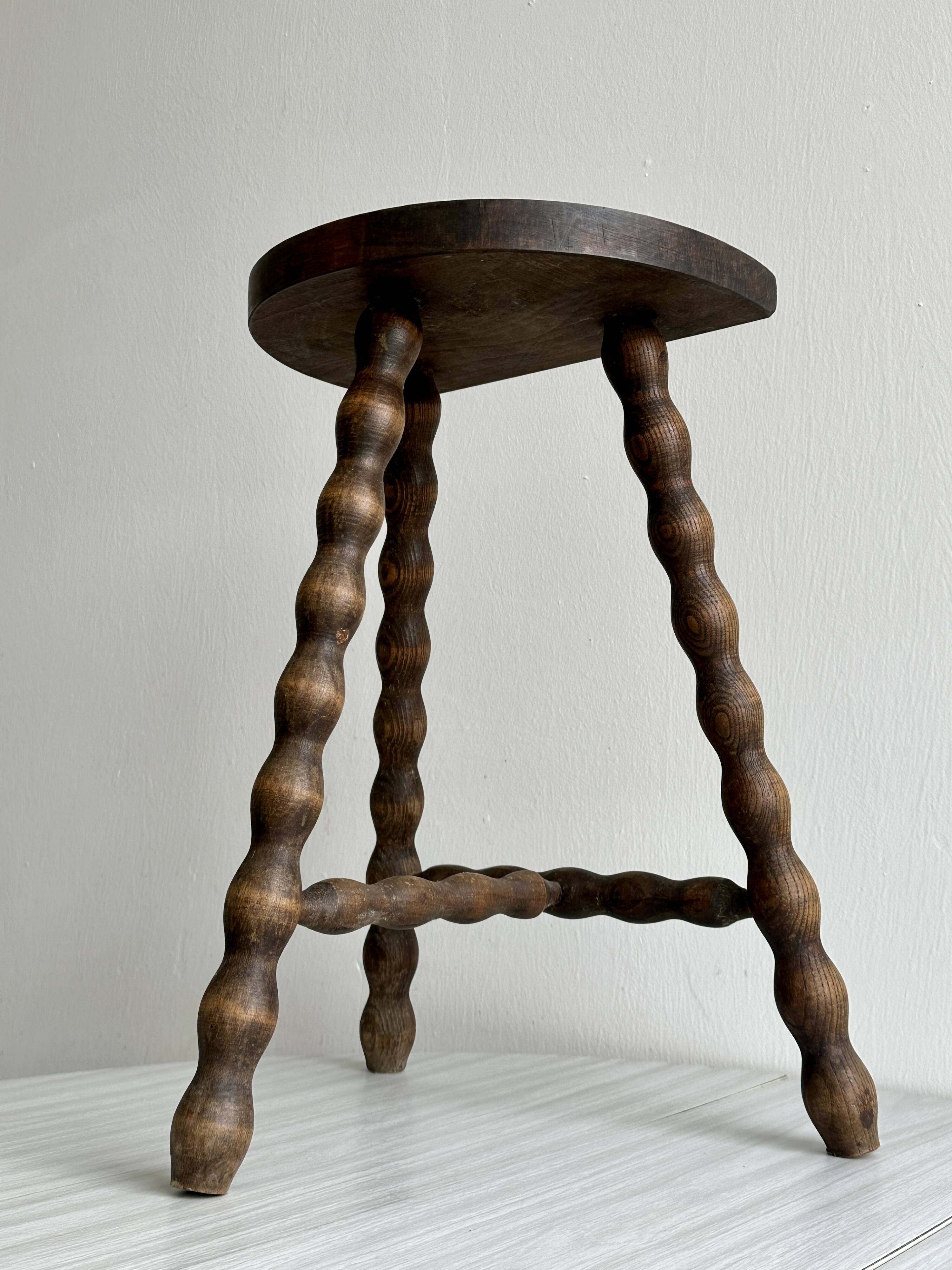 Tabouret ancien tripode en bois sculpté torsadé