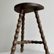 Tabouret ancien tripode en bois sculpté torsadé