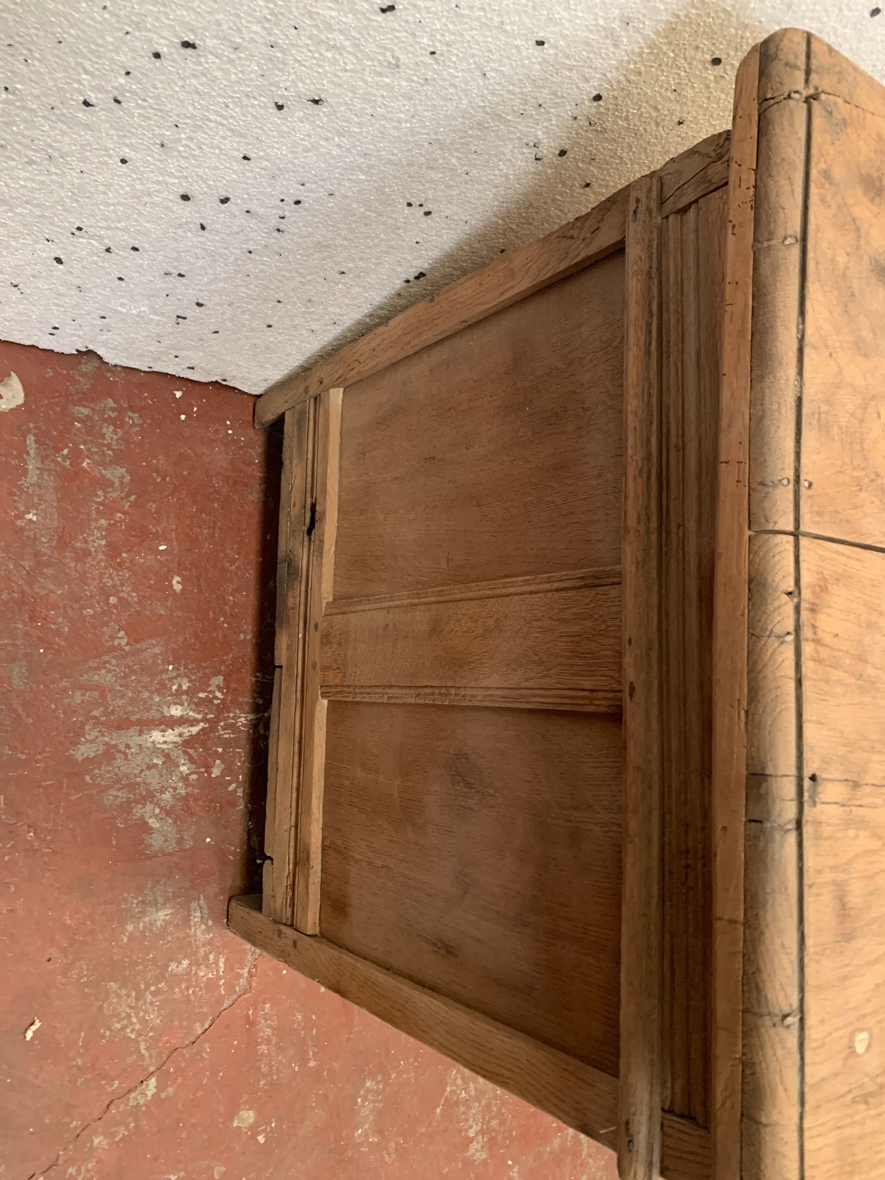 Chest in oak and marquetry of light wood XVIII century