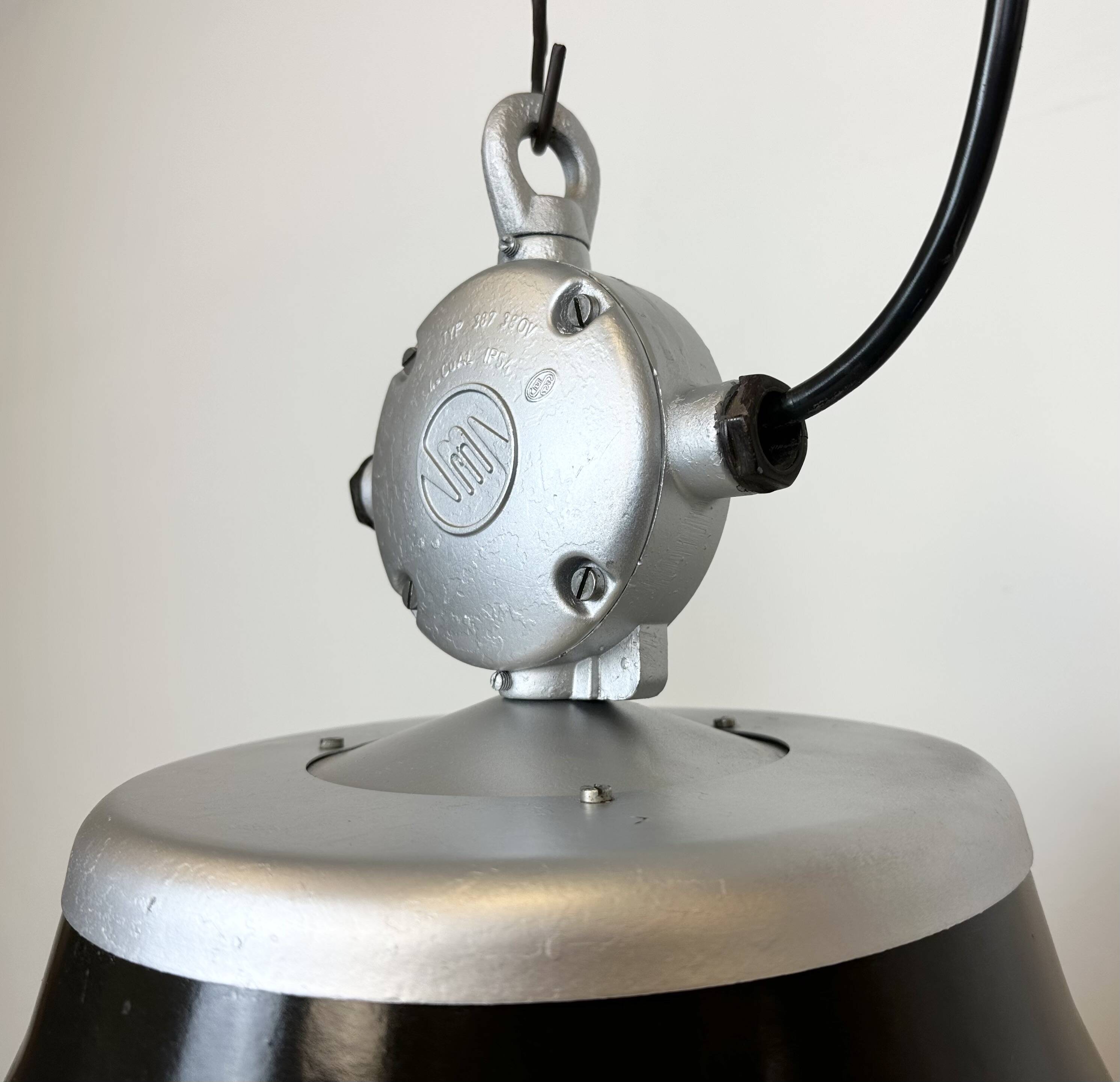 Suspension industrielle en émail noir, 1960s
