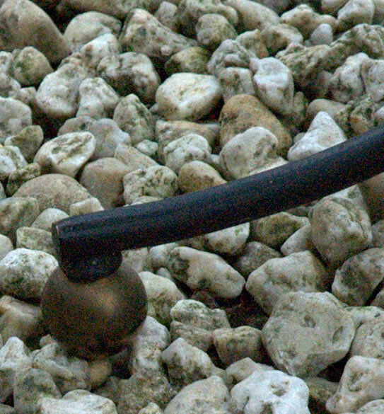 Table basse plateau verre noir et pompons bronze doré