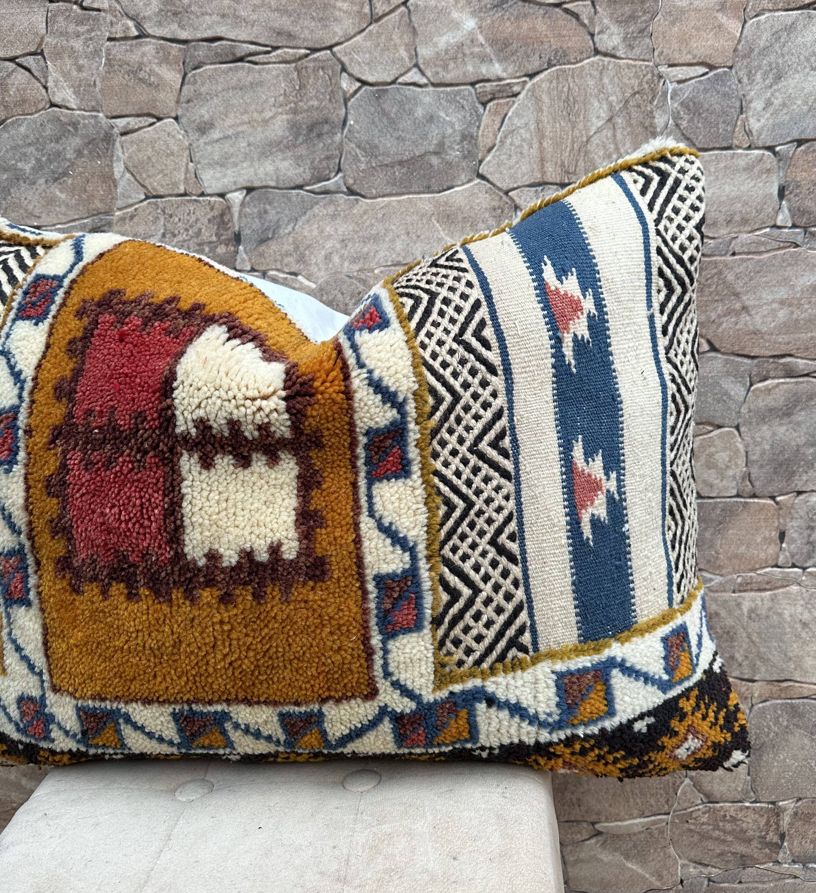 Vintage cushion cover in Berber kilim: Moroccan wool cushion.