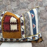 Vintage cushion cover in Berber kilim: Moroccan wool cushion.