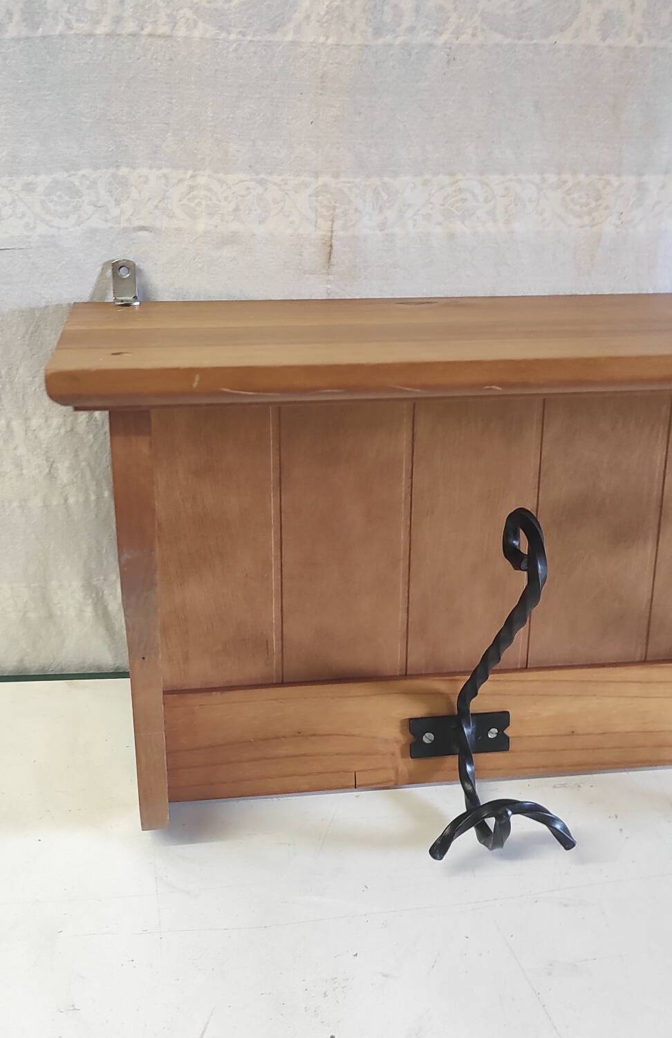 Porte manteaux mural vintage en bois et fer forgé.