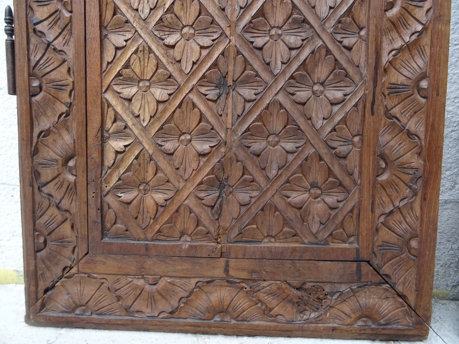 Carved floral pattern door