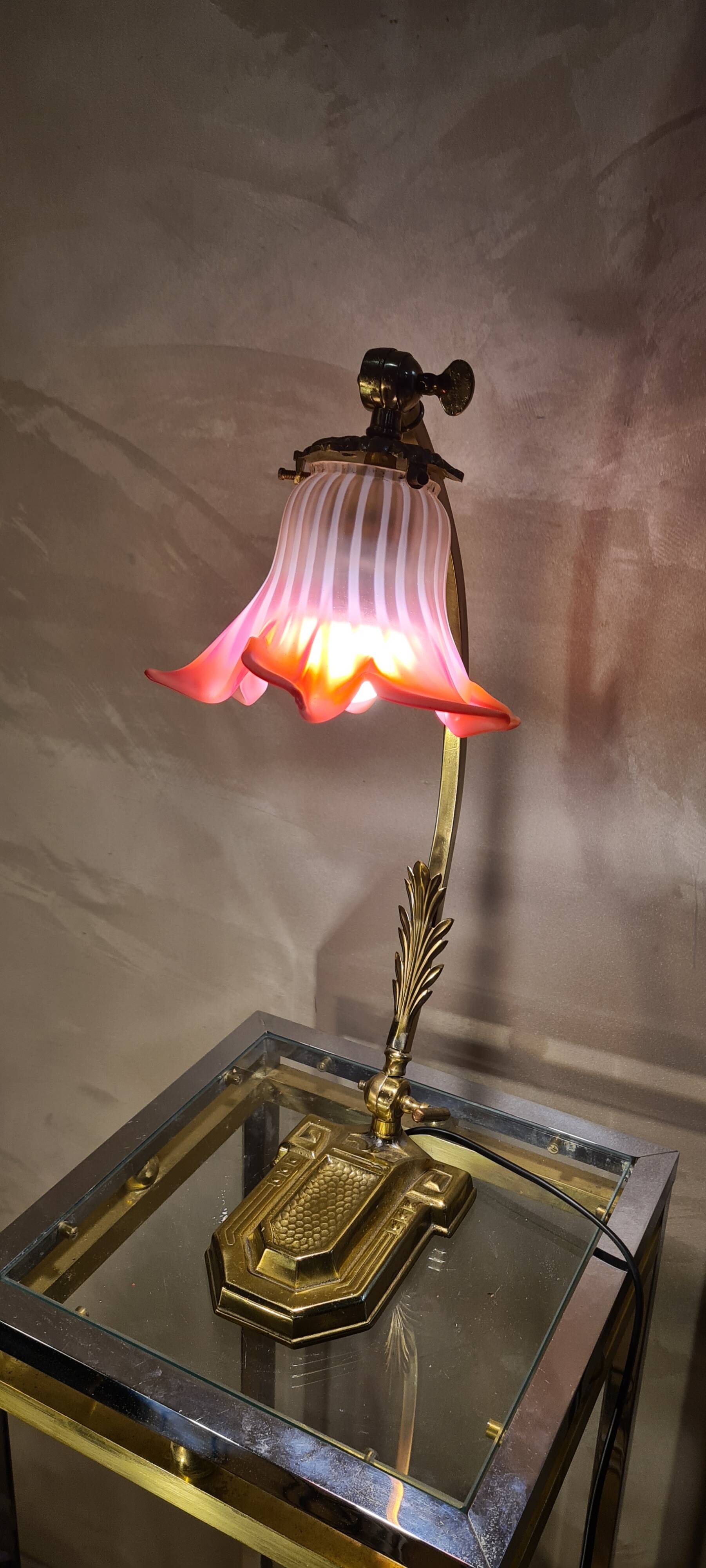Large restored brass lamp with pretty art nouveau tulip 1900, electricity ok 47x28