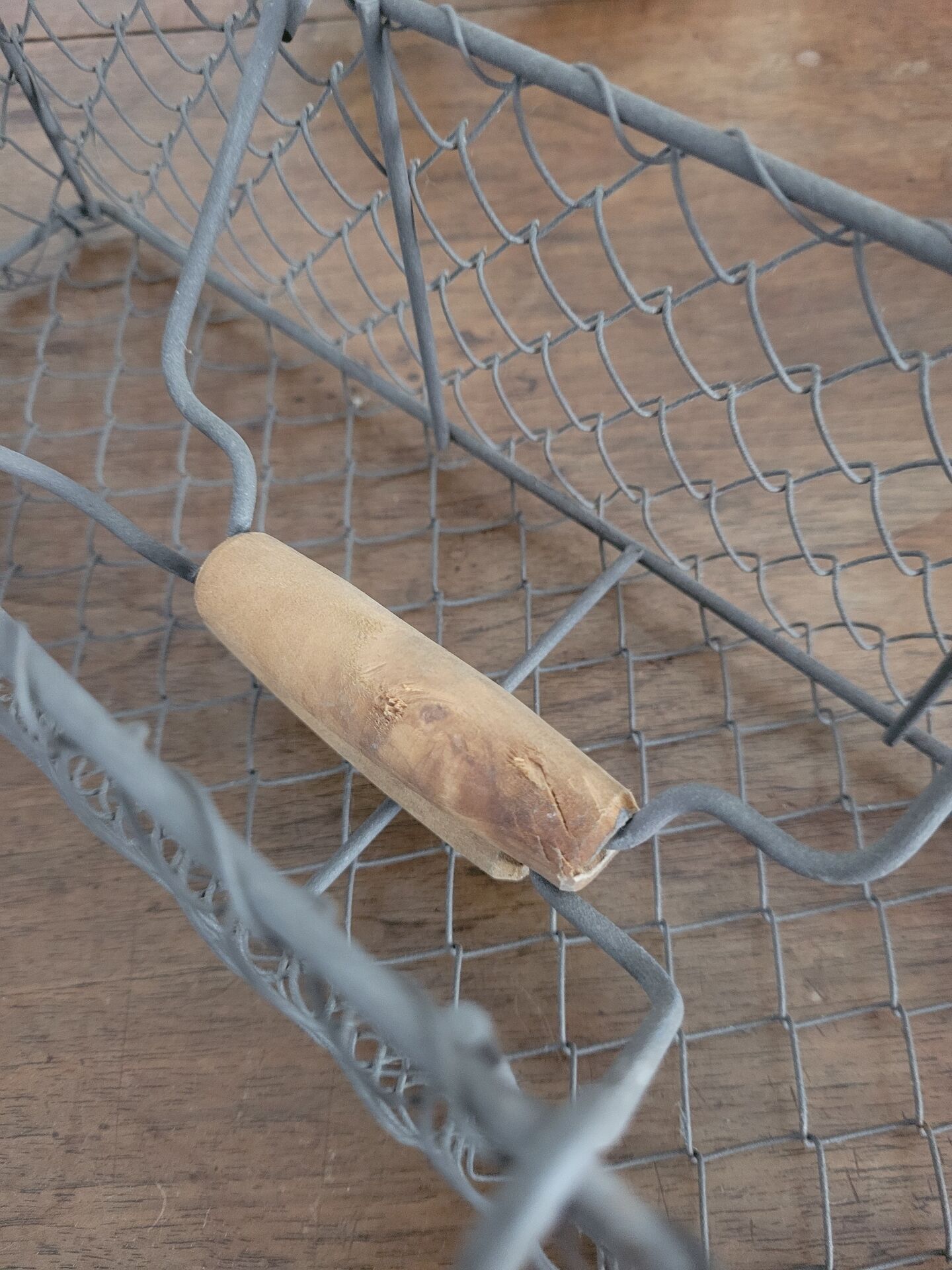 Wire mesh basket