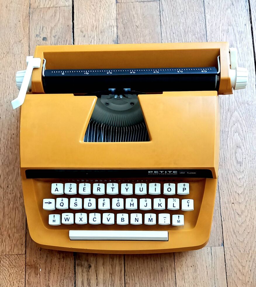 Des enfants confrontés à la machine à écrire