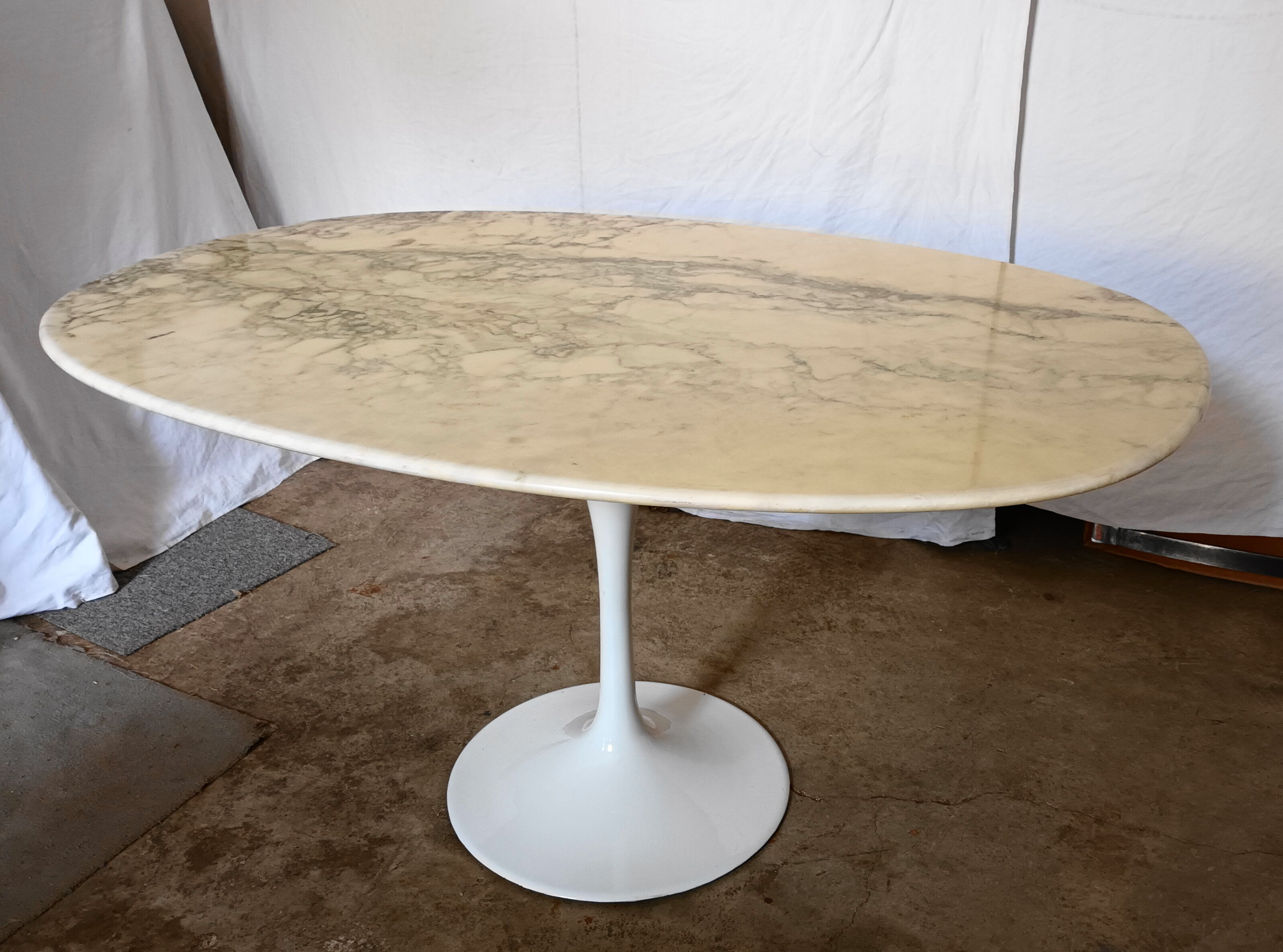 Table ovale dessus marbre pied tulipe des années 70