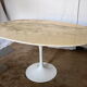 Table ovale dessus marbre pied tulipe des années 70