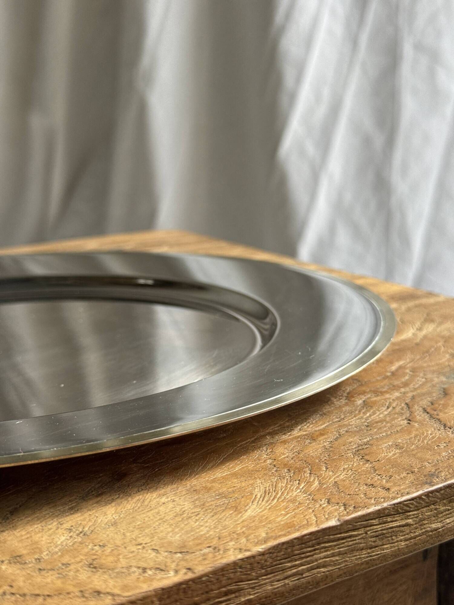 Round silver-plated tray with a wide gold border D30 H2