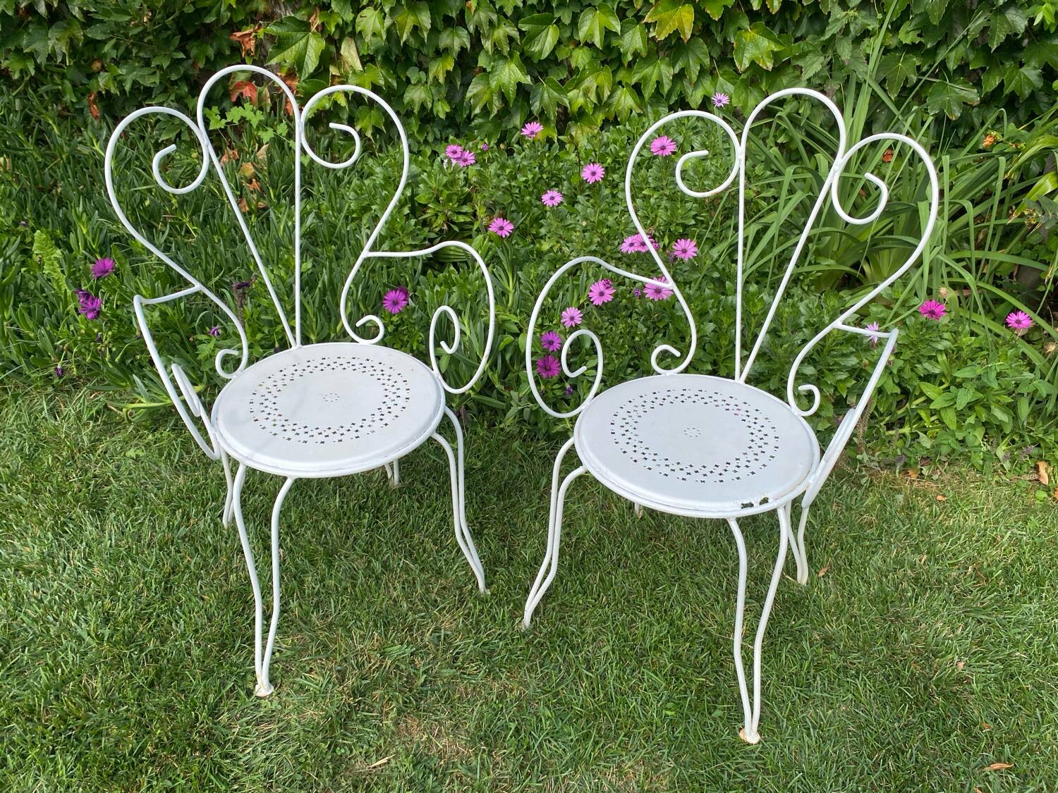 Paire d’anciens fauteuils de jardin en fer forgé