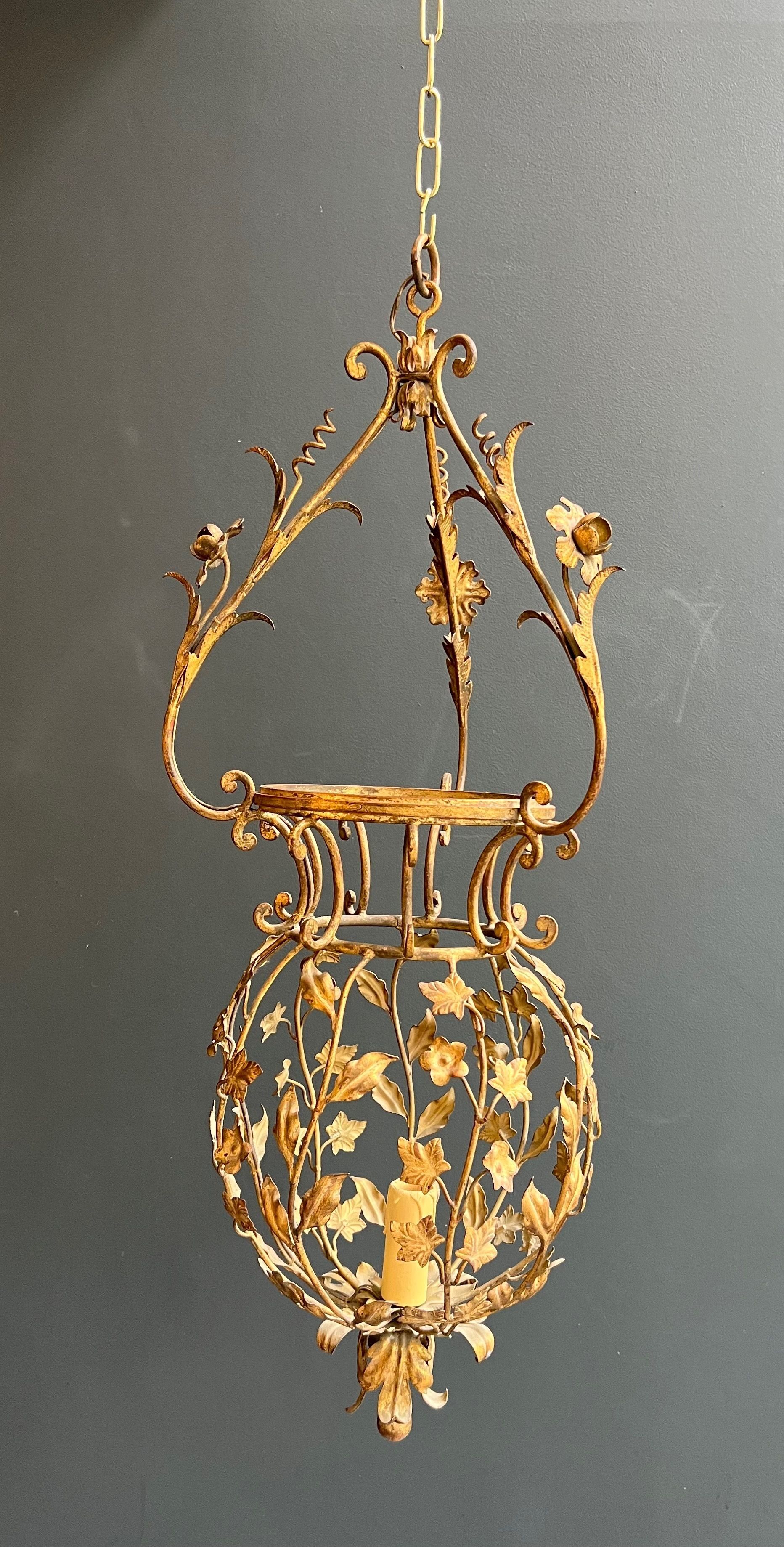 Important golden iron lantern with foliage decorations from the Baguès house.