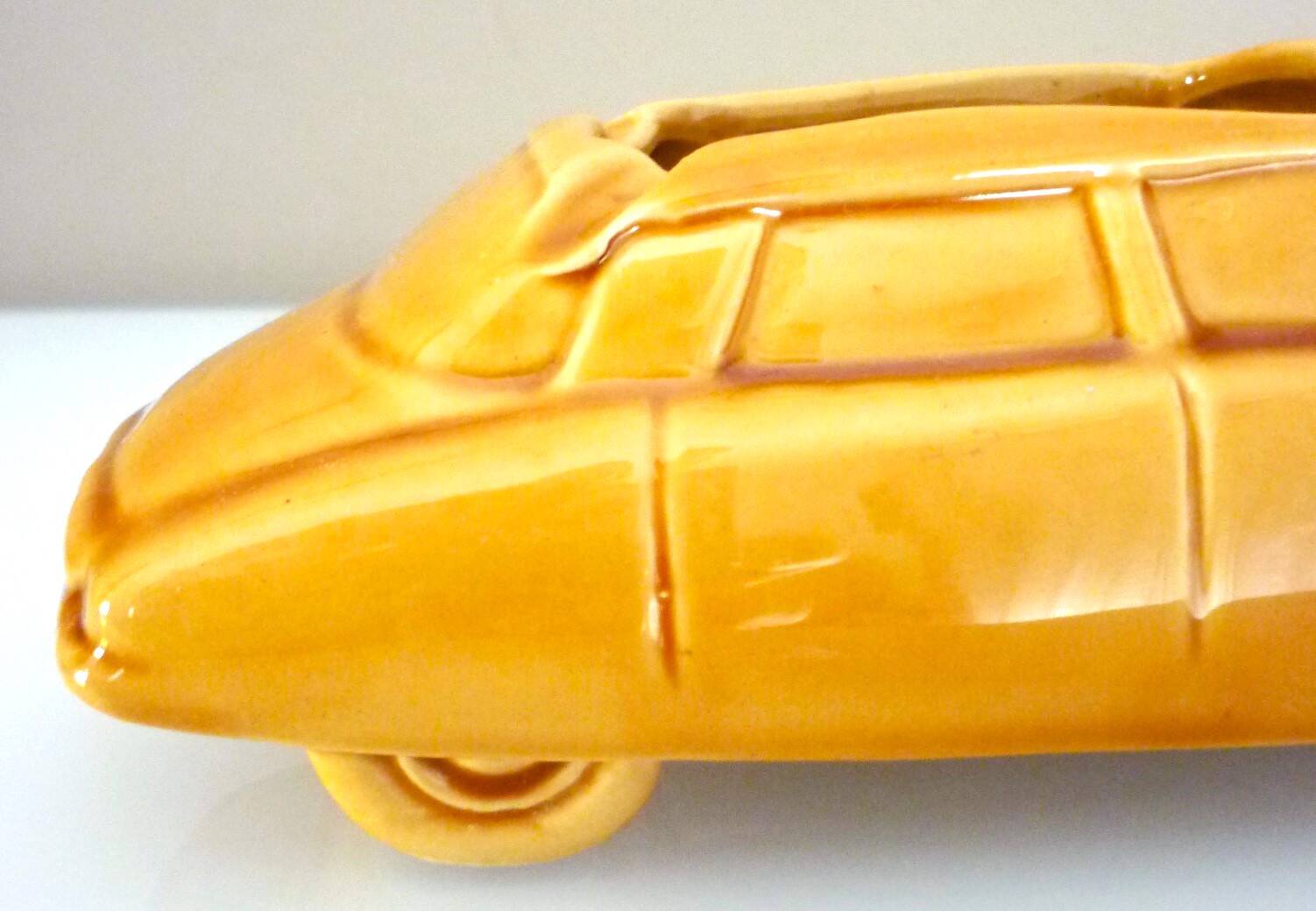 Advertising ashtray, Citroën DS in ochre earthenware, bodywork, garage