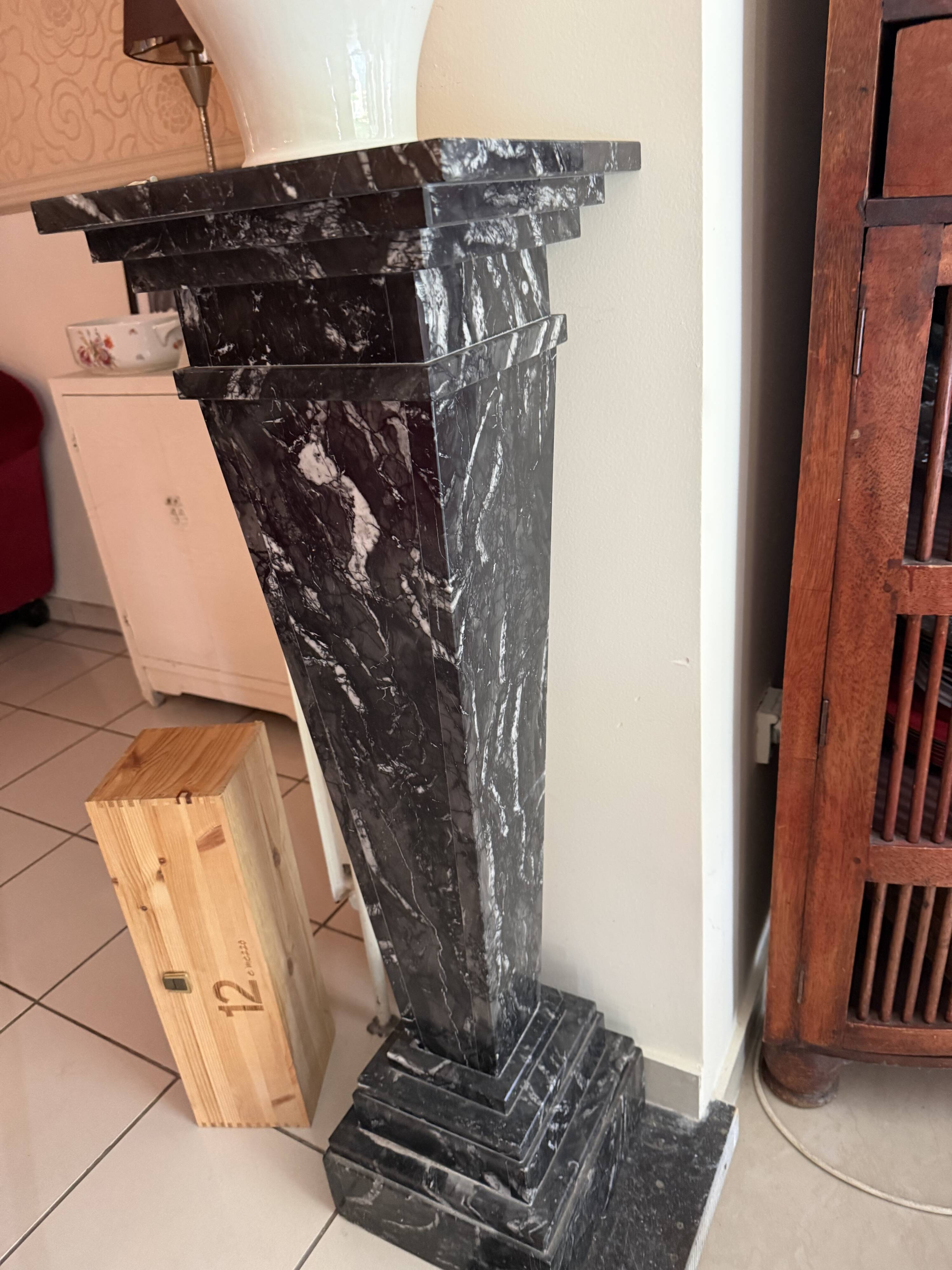 Important pair of Art Deco columns in black marble