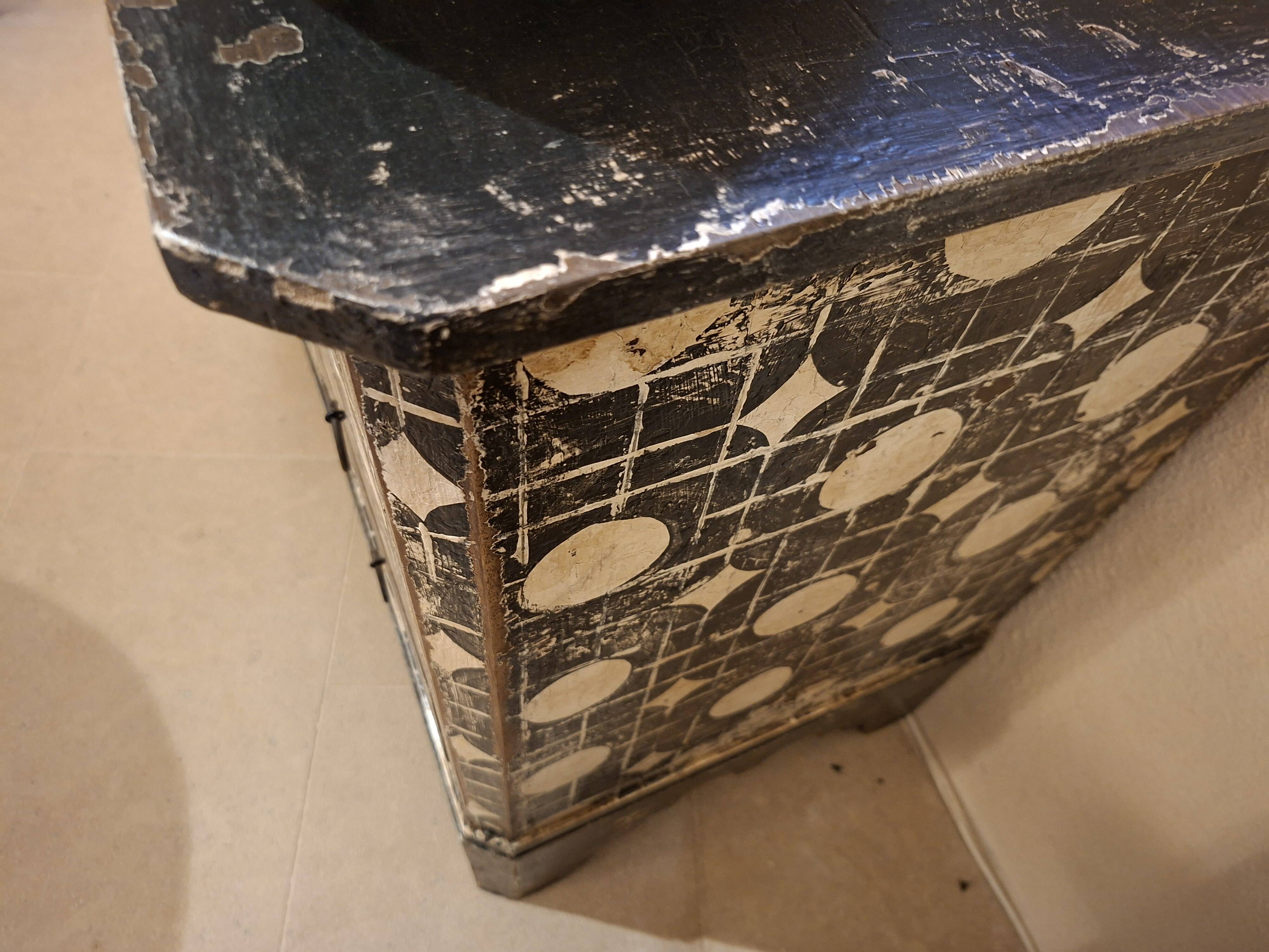 Italian commode