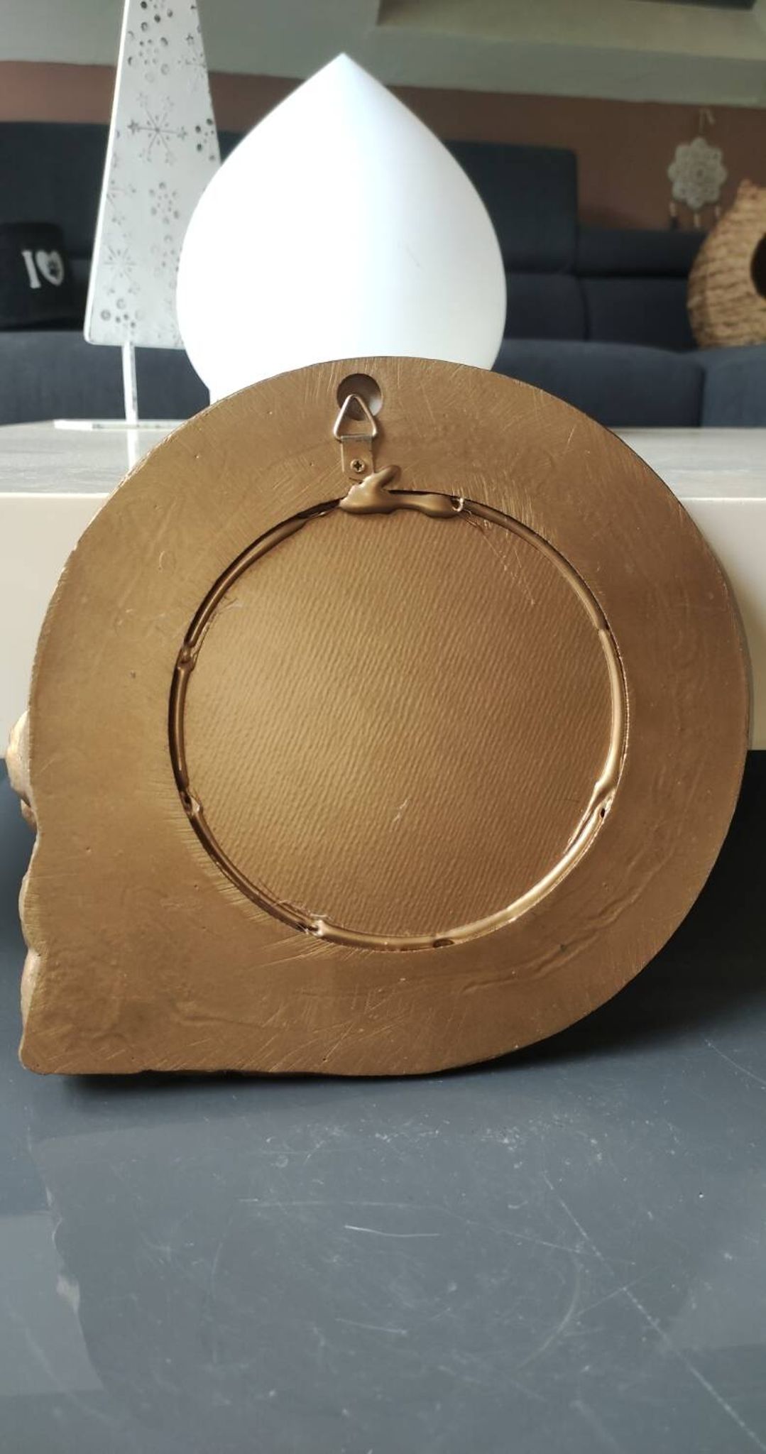 Shabby Chic round mirror. Putti/Cherub decor. Floral motifs. Dimensions: 20 x 20 cm.