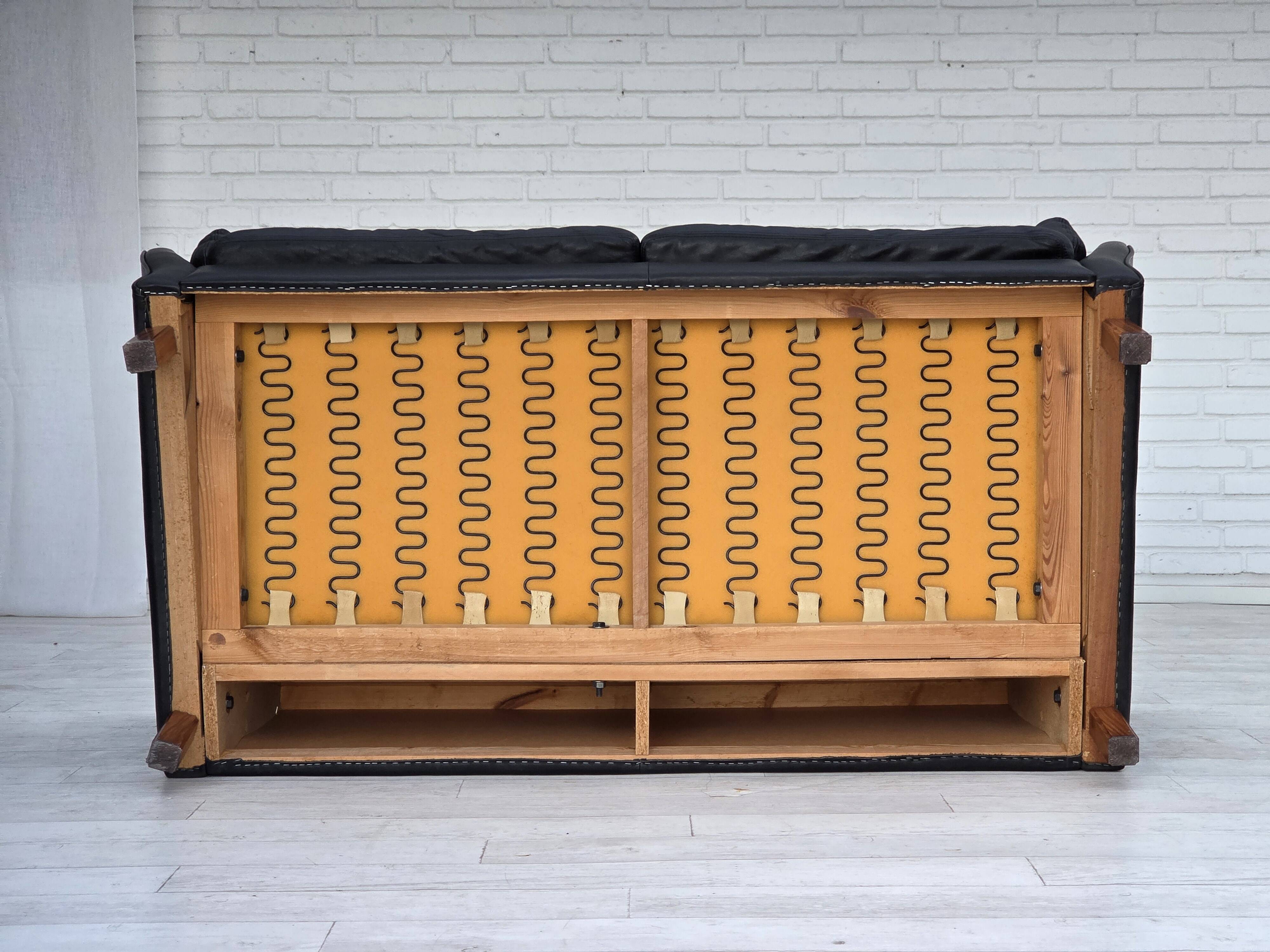 Canapé danois 2 places des années 1970, cuir d'ameublement noir d'origine, bois de teck.