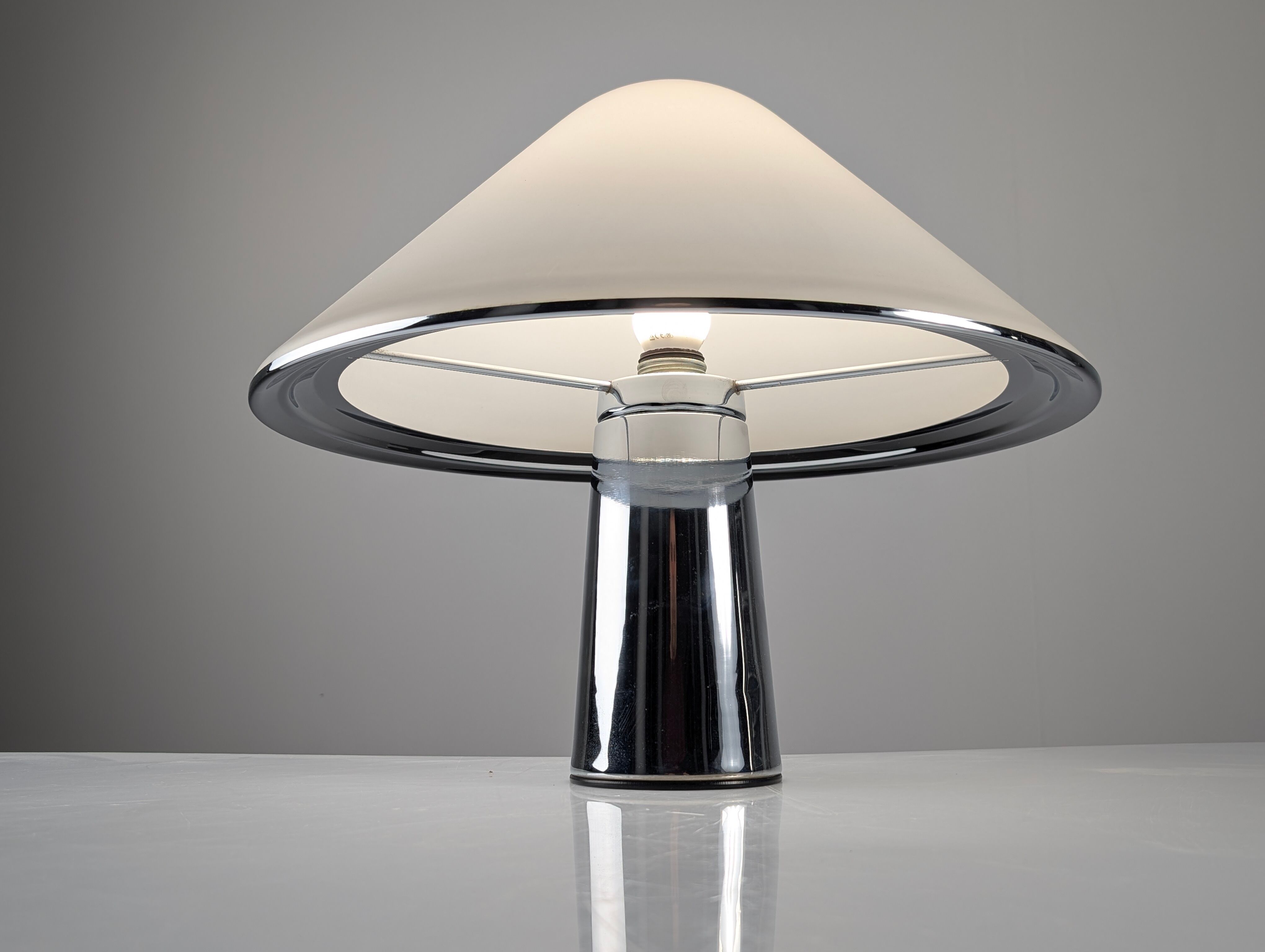 Lampe de table Elpis par Harvey Guzzini pour IGuzzini, années 1970.