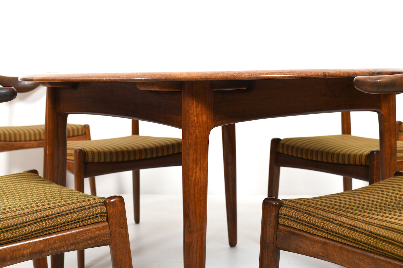 Chaises Cowhorn  et table par Svend Aage Madsen