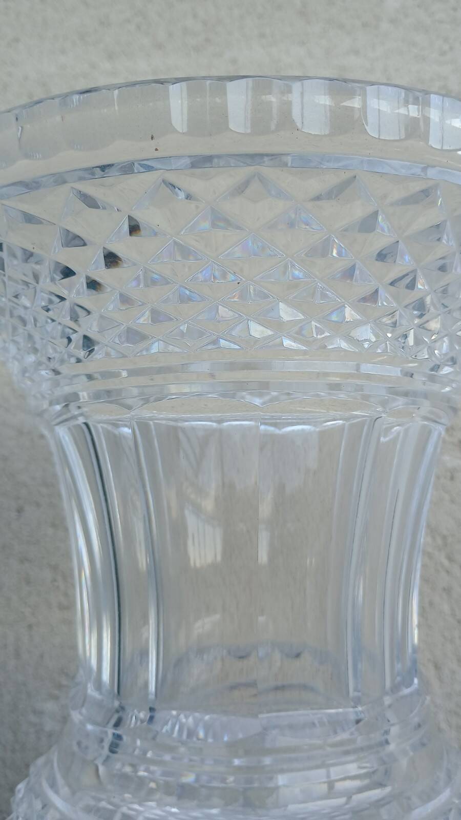 Imposing Médicis vase in cut crystal on a pedestal, created by Vaudeville at Baccarat.