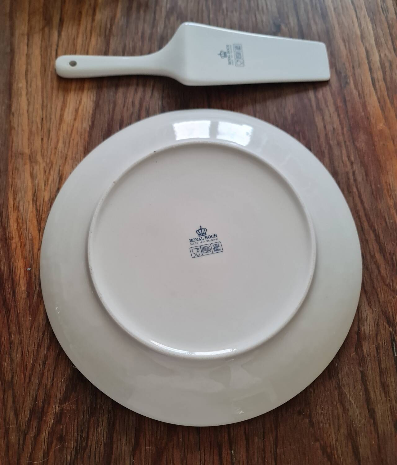 Serving dish with its shovel