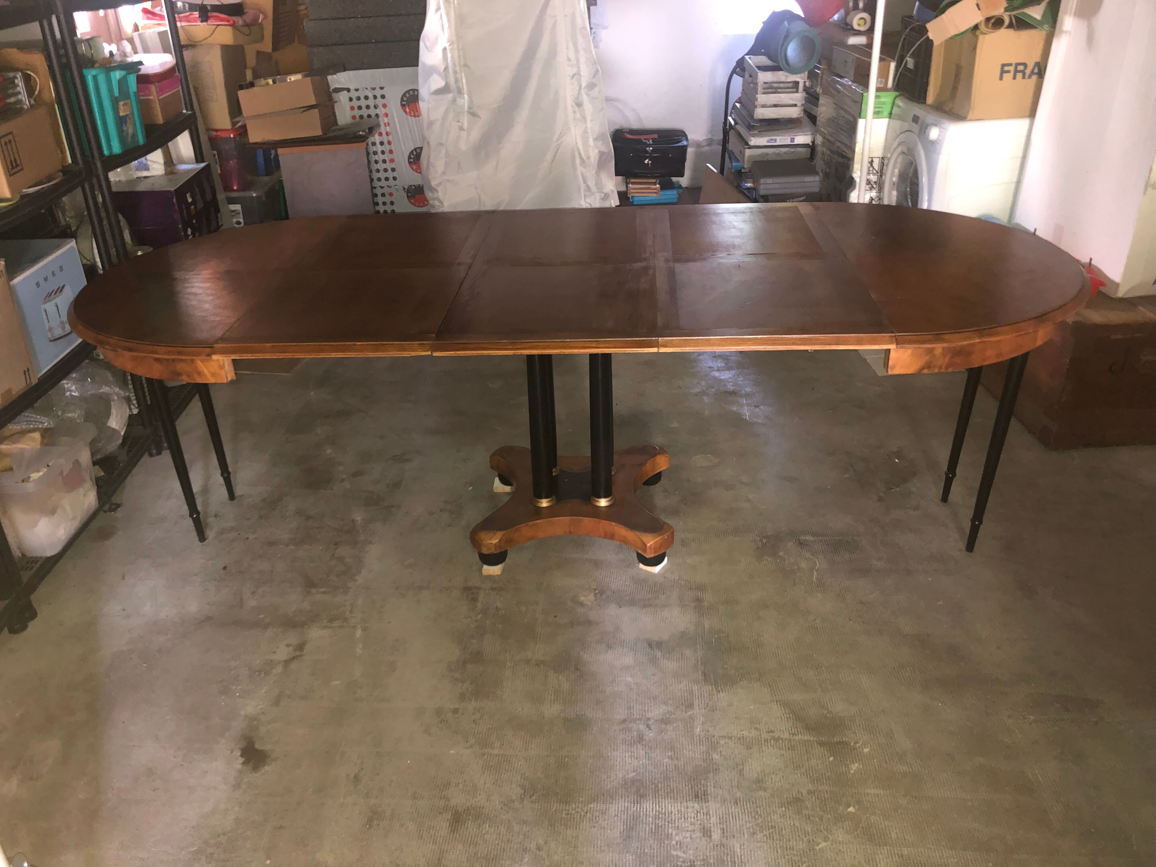 Table - pedestal table with 3 extensions: 4-10 people