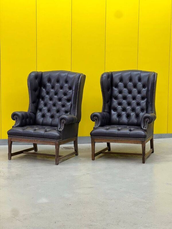 Chaise à dossier à oreilles de style Chesterfield en cuir capitonné vintage (le prix est pour une chaise)