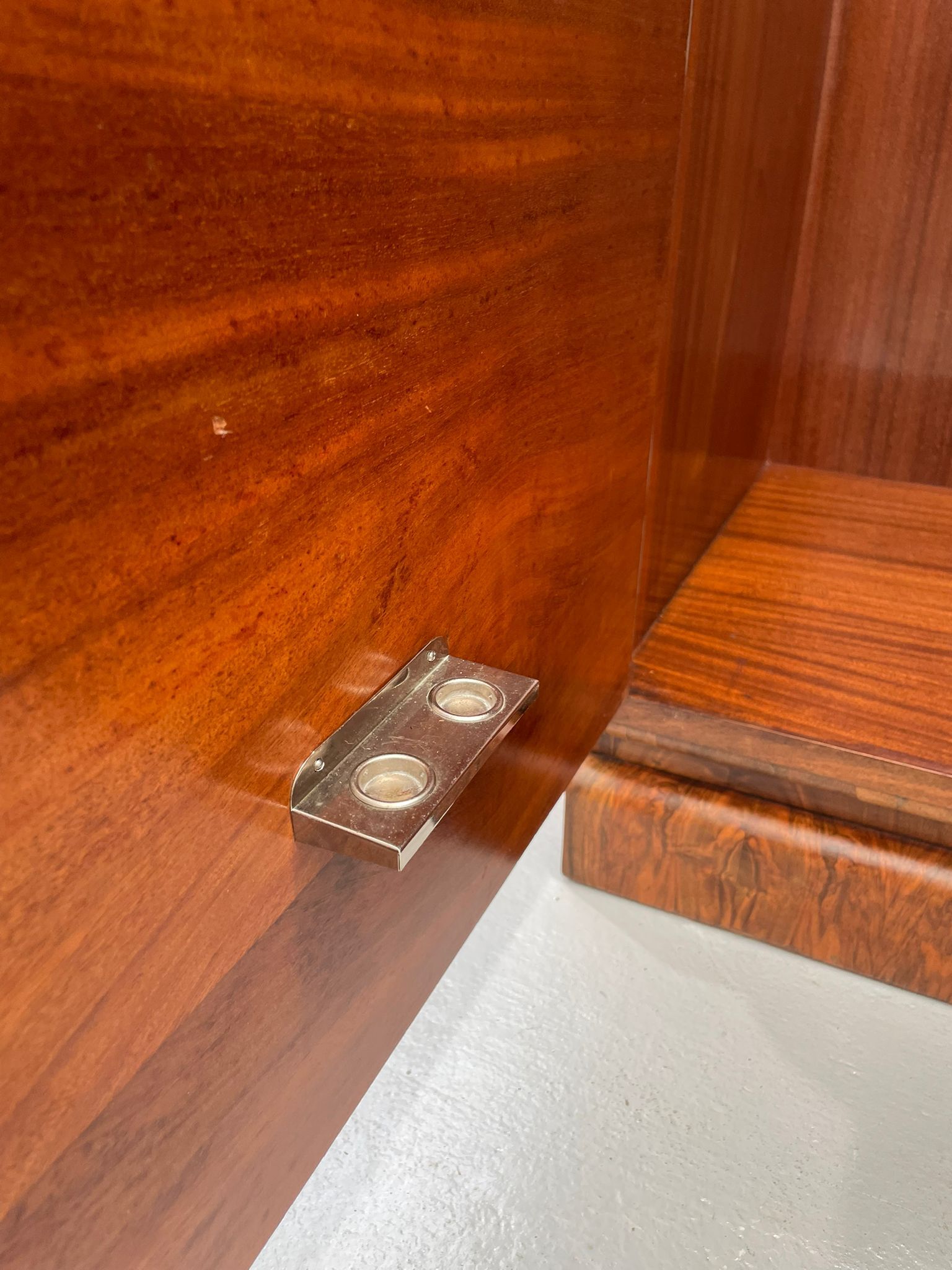 Armoire en placage de noyer restaurée d'influence Art Déco, années 1930