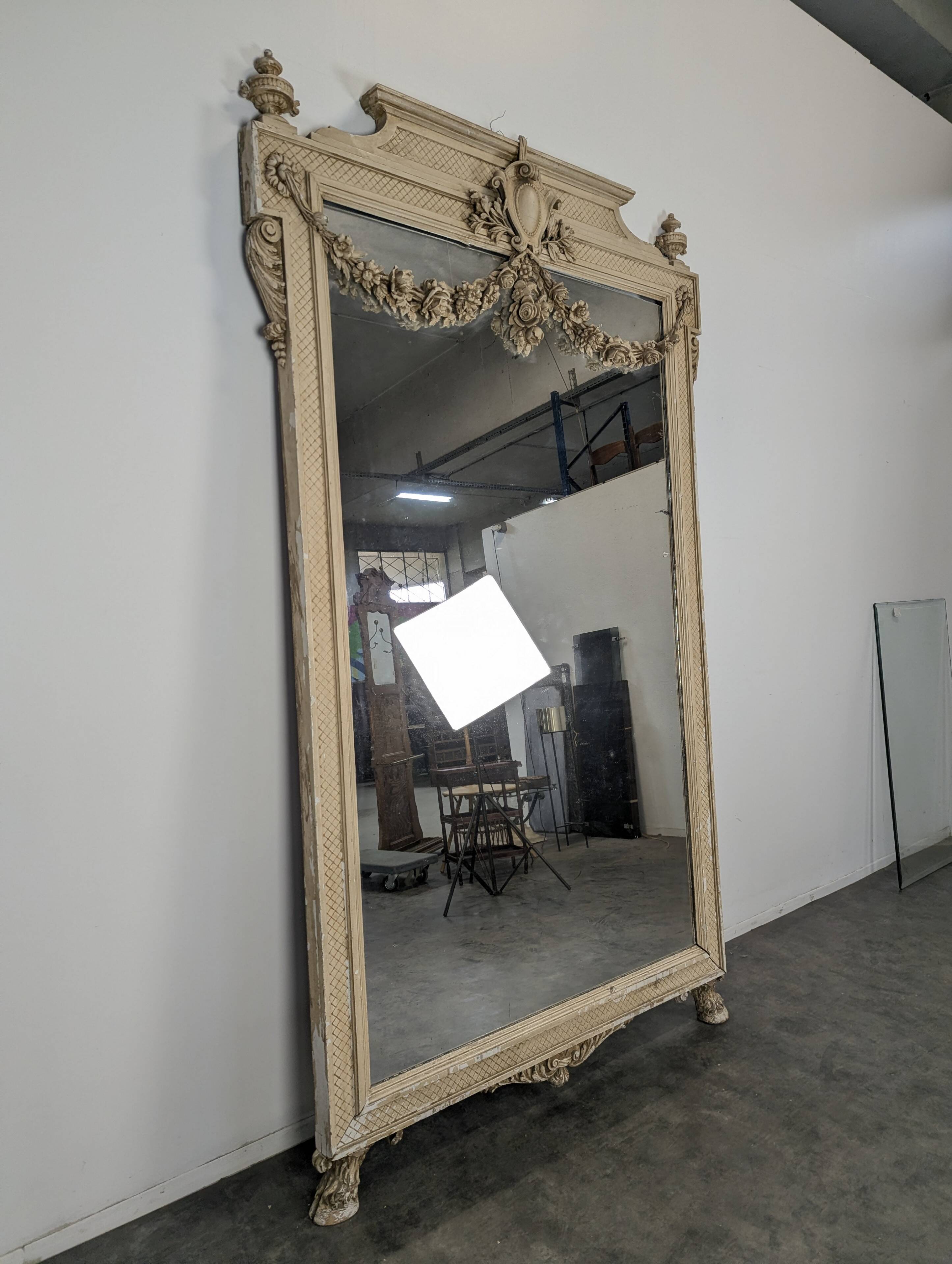 Miroir d'entrée de Château réchampi de style Louis XVI