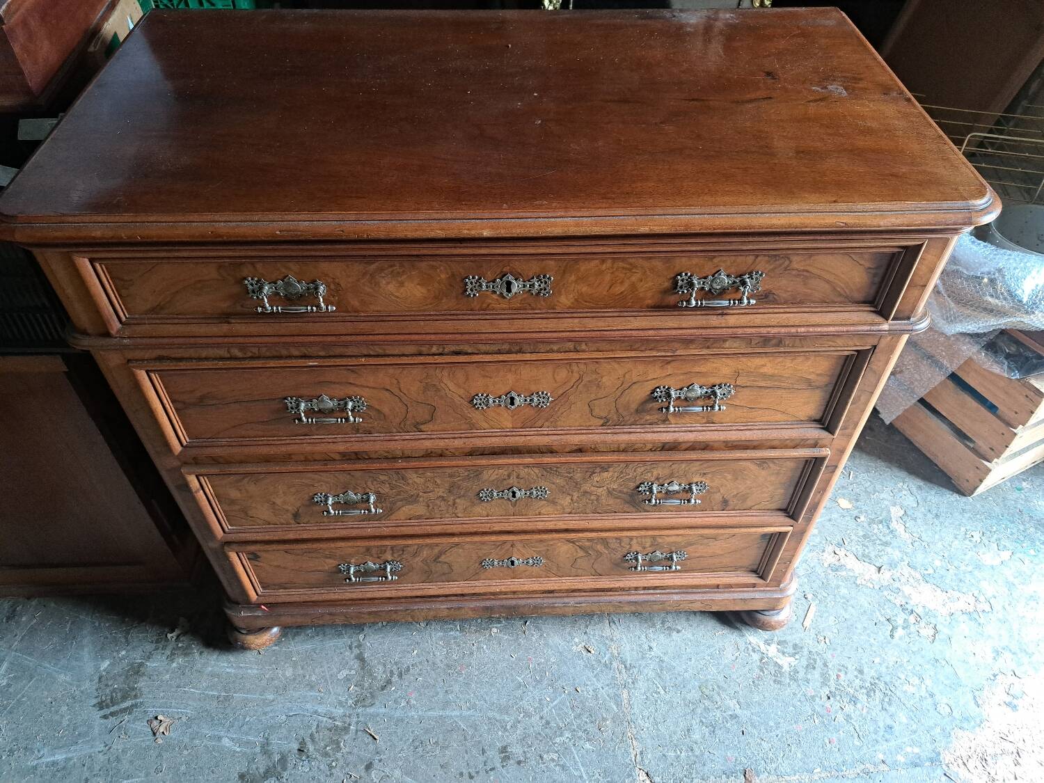 Walnut chest of drawers
