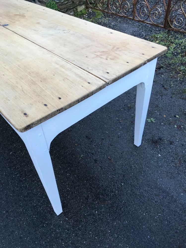 Bi-colored farm table