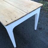 Bi-colored farm table