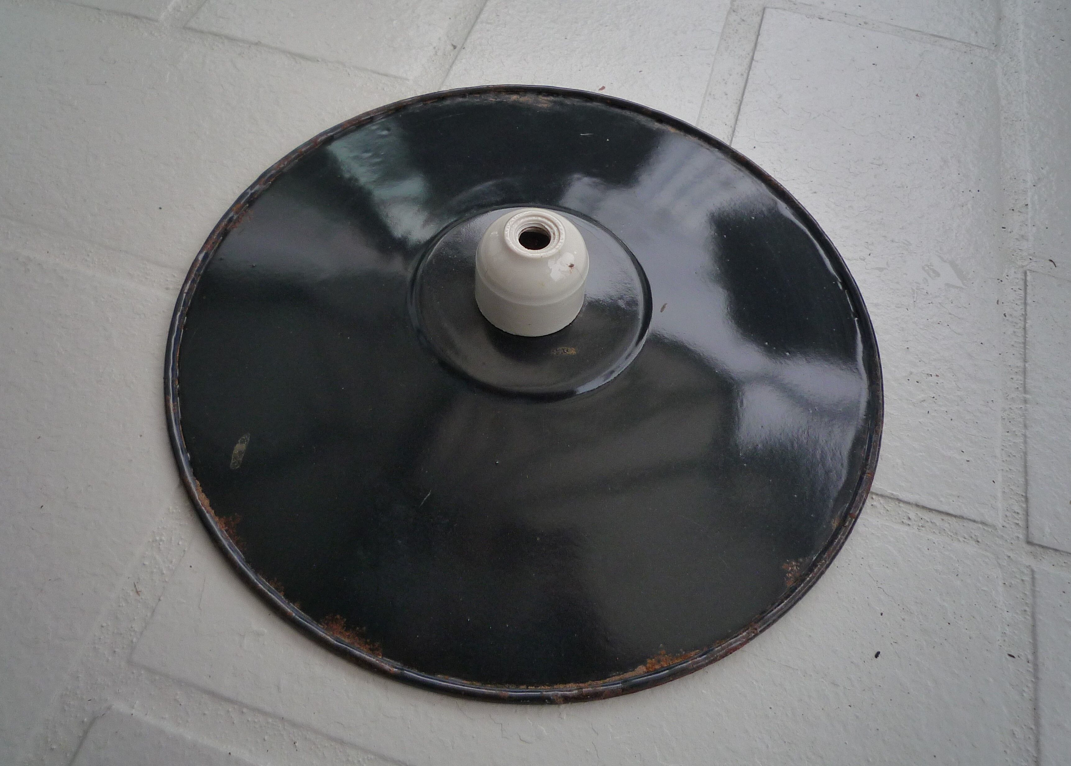 Old suspension in black enamelled sheet metal and porcelain socket to hang