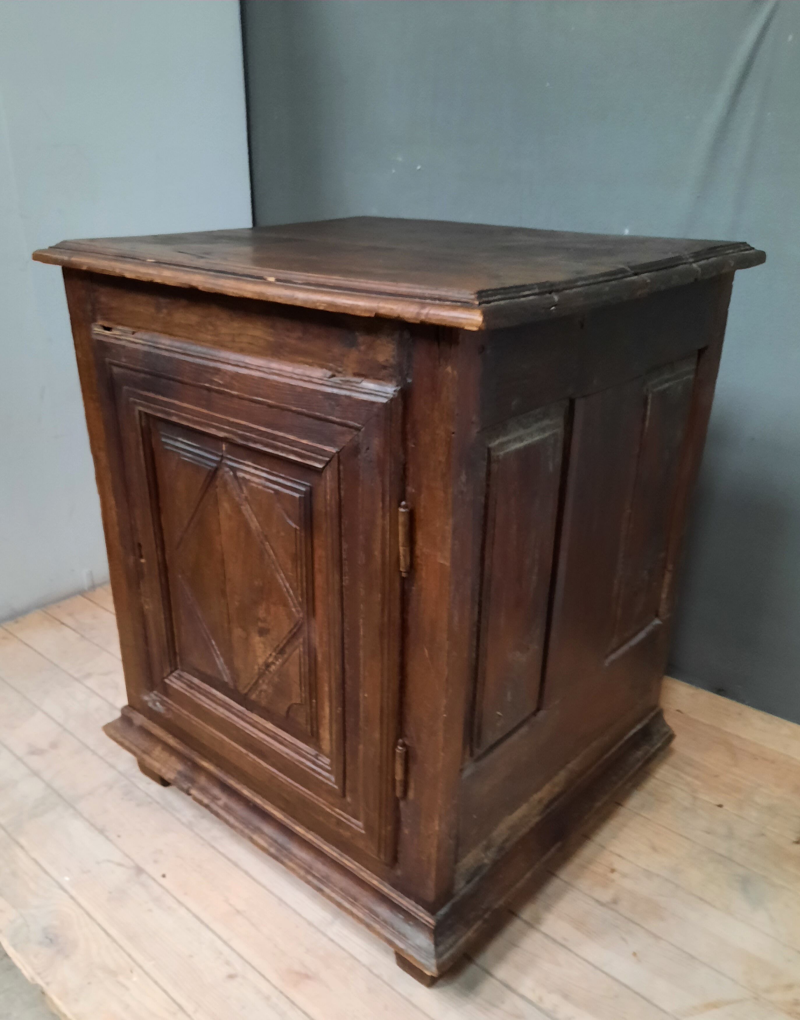 Louis XIII buffet at one door