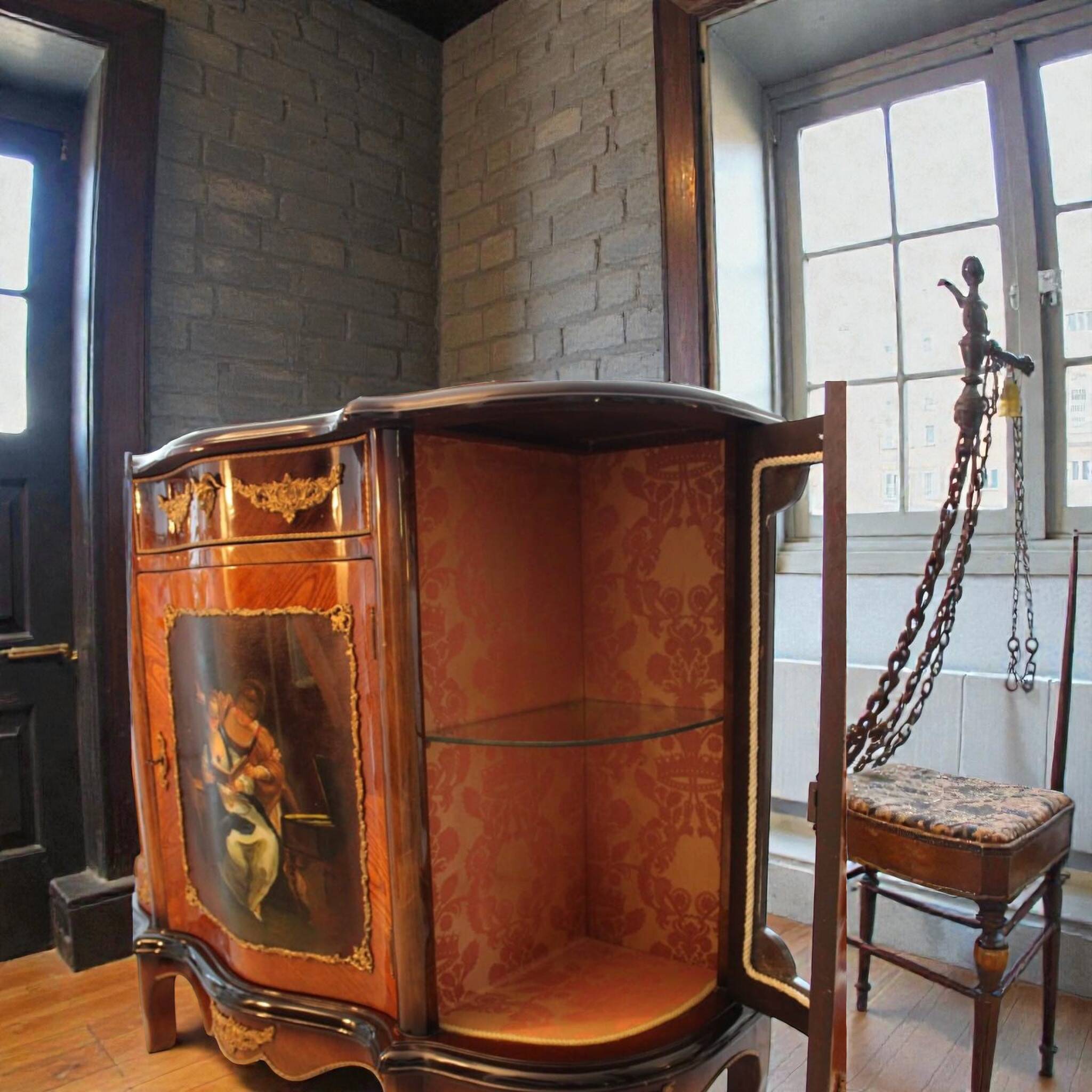 Buffet Louis XV – Peinture centrale et marqueterie bronze